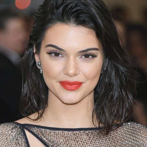 Makes mais b?sicas, como a de Kendall Jenner, ficam ainda mais poderosas com sobrancelhas bem definidas (Foto: Getty Images)